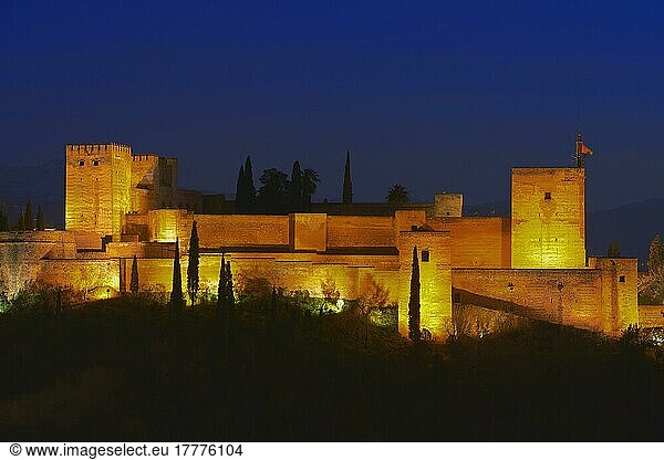 Alhambra  Alcazaba in der Abenddämmerung  UNESCO-Weltkulturerbe  Granada  Andalusien  Spanien  Europa