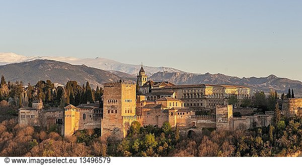 Alhambra auf dem Sabikah-Hügel bei Sonnenuntergang  maurische Zitadelle  Nasridenpaläste  Palast von Karl dem Fünften  hinter Sierra Nevada mit Schnee  Granada  Andalusien  Spanien  Europa