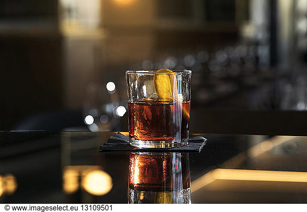 Alkohol im Trinkglas an der Bar