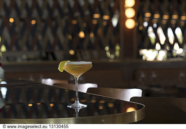 Alkohol im Trinkglas auf dem Tisch an der Bar