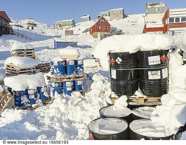 Alle Vorräte müssen monatelang gelagert werden  da das Meereis jede Lieferung per Schiff verhindert. Das traditionelle und abgelegene grönländische Inuit-Dorf Kullorsuaq liegt an der Melville-Bucht  einem Teil der Baffin-Bucht  im äußersten Norden Westgrönlands. Amerika  Nordamerika  Grönland  Dänemark.