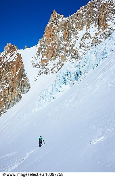 Alleinstehender Skifahrer auf dem Mont-Blanc-Massiv  Graian Alps  Frankreich