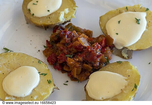 Allioli-Kartoffeln mit rotem Paprika Andalusien Vorspeise Spanien
