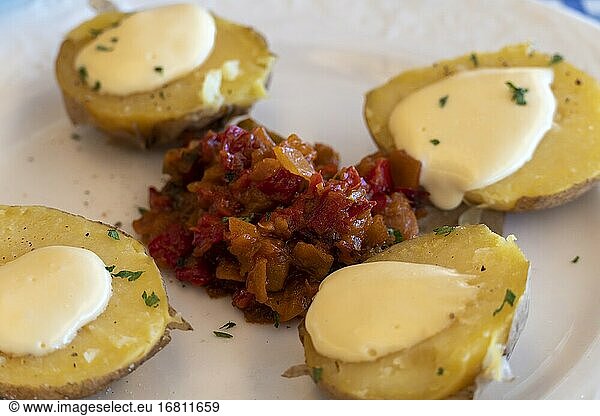 Allioli-Kartoffeln mit rotem Paprika Andalusien Vorspeise Spanien