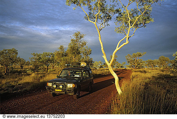 Allradantrieb auf der Straße im Hamersley Range Karijini National Park  Pilbara Region  Westaustralien