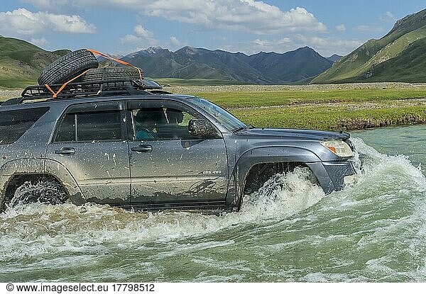 Allradantrieb beim Überqueren eines Flusses  Kurumduk-Tal  Provinz Naryn  Kirgisistan  Zentralasien