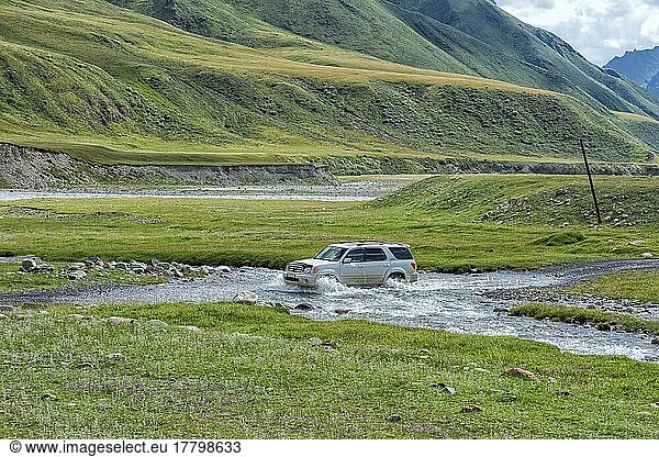 Allradantrieb beim Überqueren eines Gebirgsflusses  Sary Jaz-Tal  Region Issyk Kul  Kirgisistan