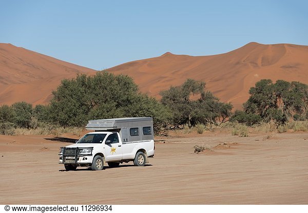 Allradauto auf Sandpiste  Namib-Naukluft-Park  Namib-Wüste  Namibia  Afrika