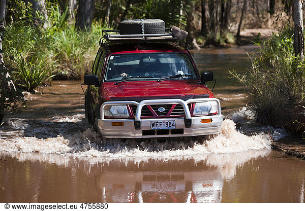 Allradfahrzeug durchquert Wasserlauf im Litchfield Nationalpark  Northern Territory  Australien