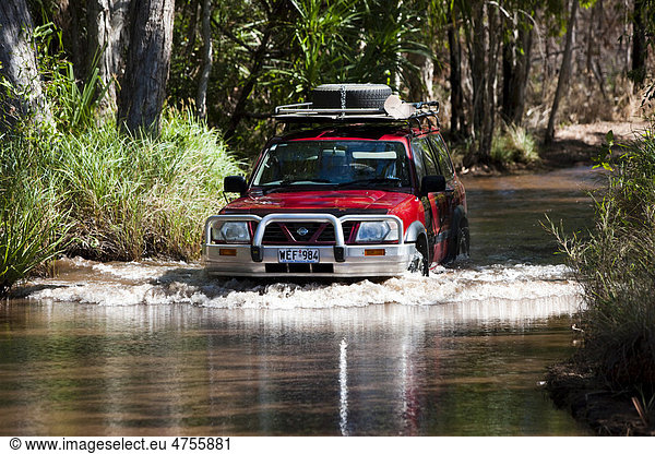 Allradfahrzeug durchquert Wasserlauf im Litchfield Nationalpark  Northern Territory  Australien