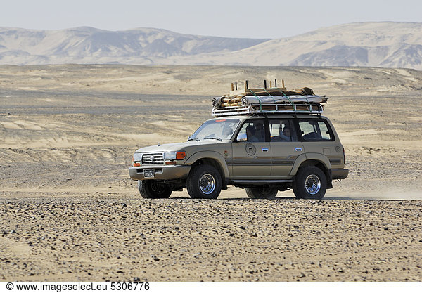 Allradfahrzeug  Schwarze Wüste nahe Oase Bahariya  Libysche Wüste  Ägypten  Afrika