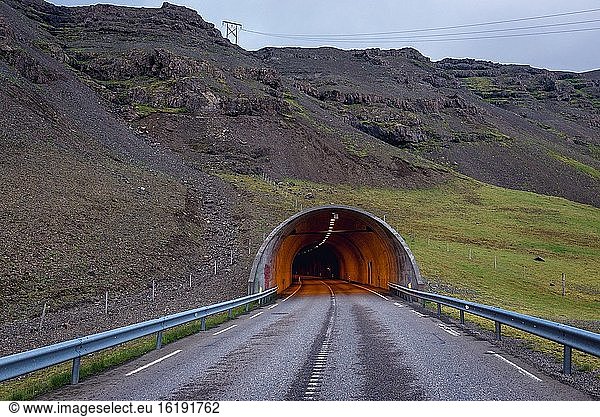 Almannaskard-Tunnel in der Nähe der Stadt Hofn in Island.