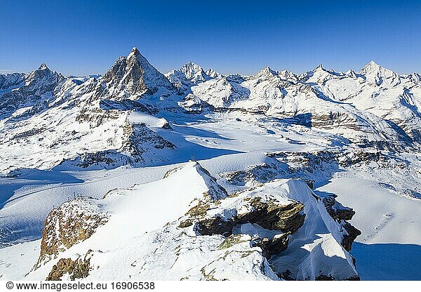 Alpen  Aussicht Klein Matterhorn  Dent d'Herens  4171 (m)  Matterhorn  4478 m  Dent blanche  4357 m  Obergabelhorn  4063 m  Zinalrothorn  4221m  Weisshorn  4505 m  Wallis  Schweiz  Europa