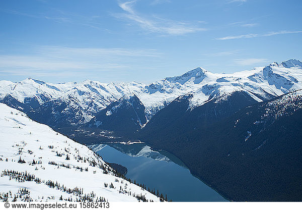 Alpensee im Winter am sonnigen Tag
