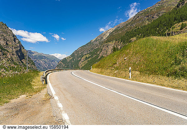 Alpenstrasse bei Zermatt im Kanton Wallis im Sommer im Grünen
