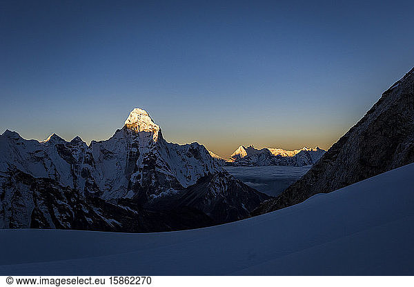 Alpiner Sonnenuntergang über den Bergen mit Ama Dablam im Himalaya