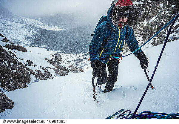 Alpinkletterer klettert ein steiles Stück Schnee hinauf