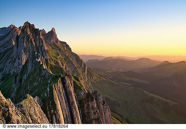 Alpsteingebirge mit Gebirgskamm im Abendlicht  wolkenloser Himmel über dem Appenzellerland  Kanton Appenzell Innerrhoden  Schweiz  Europa