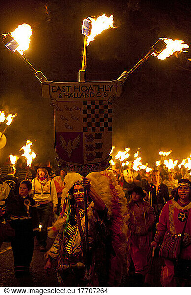 Als amerikanische Indianer verkleidete Menschen gehen in einer Prozession zur East Hoathly Bonfire Night; East Sussex  England