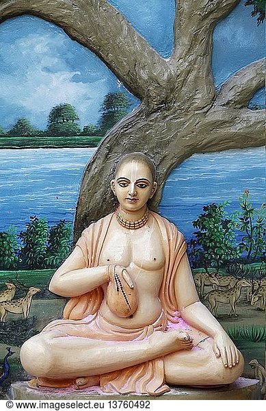 Als er Vrindavana besuchte  sang Sri Caitanya Mahaprabhu täglich Japa am Imli Tala (Tamarindenbaum)  der damals direkt am Ufer der Yamuna stand. Chaitanya Mahaprabhu (1486-1534) war ein Vaishnava-Heiliger und Sozialreformer im östlichen