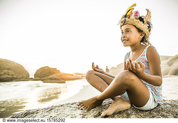 Als indische Prinzessin verkleidetes Mädchen am Strand