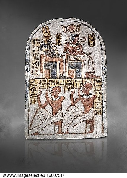 Altägyptische Stele von Amenemope  Amenhotep I. und Ahmose-Nefertari gewidmet  Kalkstein  Neues Reich  19. Dynastie  (1279-1213 v. Chr.)  Deir el-Medina  Drovetti Kat. 1454. Ägyptisches Museum  Turin. Die Stele ist Amenhotep I. und Ahmose-Nefertari von dem Diener am Ort der Wahrheit Amenemope und Amennakht gewidmet. Der König und die Königin sind auf ihren Thronen sitzend dargestellt. Über dem Herrscher befindet sich eine Sonnenscheibe  die von zwei heiligen Kobras flankiert wird  deren Kartuschen jeweils rechts von ihnen zu sehen sind. Im unteren Register ist Amenemope mit seinem Sohn Amennakht  der ebenfalls ein Diener am Ort der Wahrheit war  in der Pose der Anbetung dargestellt.