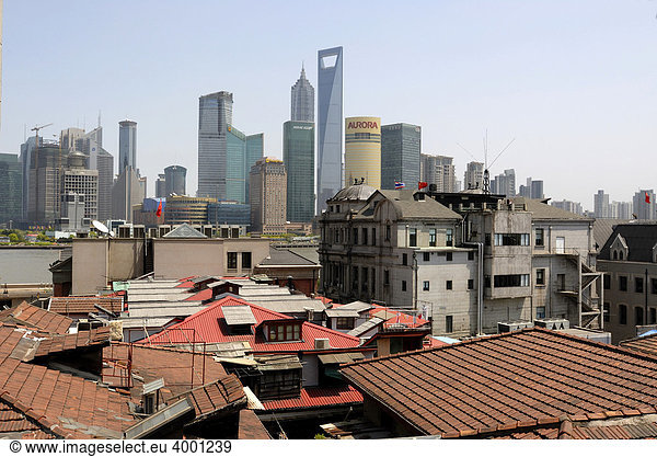 Alt und neu  Blick aus der Altstadt Shanghais über den Bund auf die Skyline des Finanzdistrikts Pudong mit Jin Mao Tower und World Finance Building mit Fluss Huangpu  Shanghai  China  Asien
