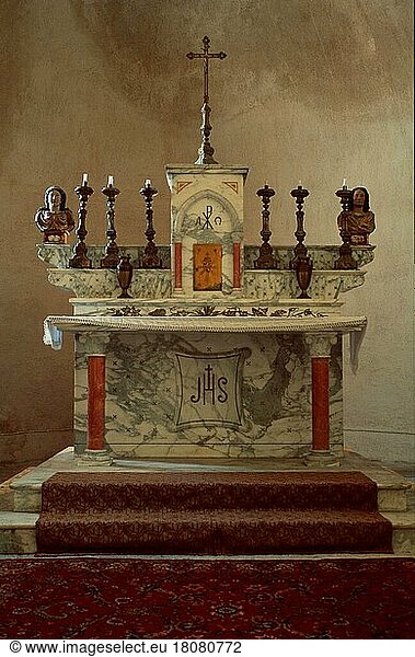 Altar in einer Kirche  Gourdon  Provence  Südfrankreich  innen  Europa  Christentum