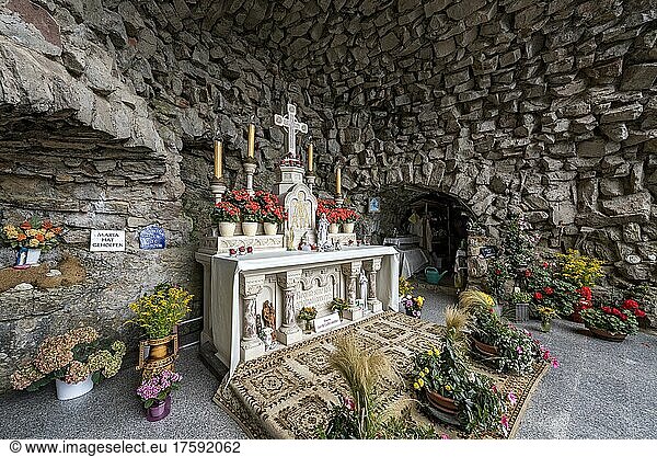 Altar mit Christuskreuz in Mariengrotte  Nachbildung der Grotte von Lourdes  Wallfahrtsort  Bad Salzschlirf  Vogelsberg und Röhn  Fulda  Hessen  Deutschland  Europa