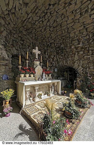 Altar mit Christuskreuz in Mariengrotte  Nachbildung der Grotte von Lourdes  Wallfahrtsort  Bad Salzschlirf  Vogelsberg und Röhn  Fulda  Hessen  Deutschland  Europa