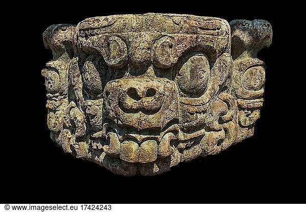 Altar zu Stele D mit zweiköpfiger Schlange  Mayastätte  Copan  Honduras  Mittelamerika