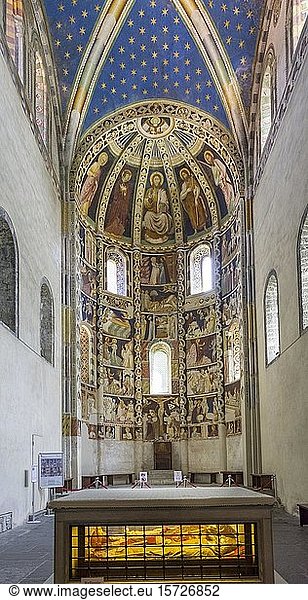 Altarraum mit romanischen Fresken aus dem 14. Jahrhundert  davor Reliquie des Heiligen Abbondio  Basilica di Sant Abbondio  Como  Provinz Como  Italien  Europa