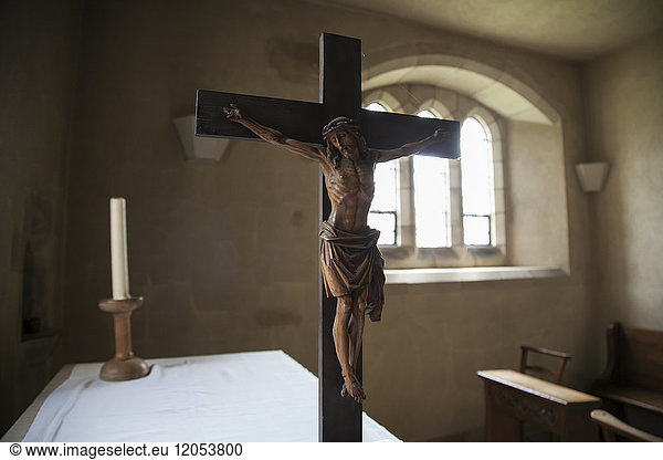 Altartop-Kruzifix in der Gebetsnische der Krypta; York  England