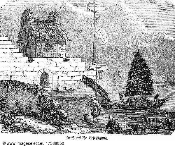 Altchinesische Burganlage  Mauer  Boote  Segel  Berge  Fahnen  klein  Hafen  Menschen  Handel  Fluss  historische Illustration 1885  China  Asien