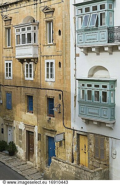 Alte architektonische Fassaden von Wohnhäusern mit maltesischen Balkonen  Valletta  Malta.