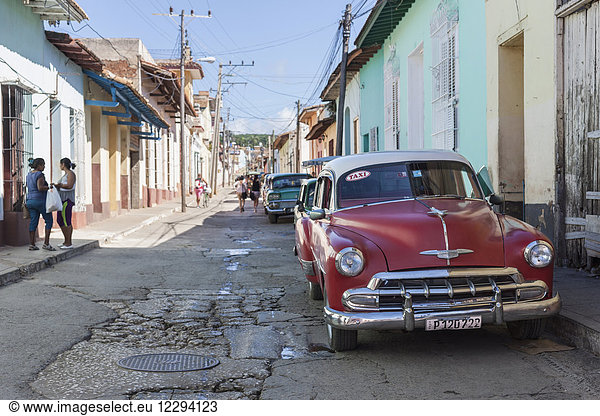 Alte Autos auf der Straße in der Altstadt von Trinidad  Kuba