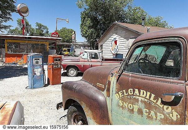 Alte Autos Oldtimer  historische Tankstelle bei Gemischtwarenladen Delgadillo's Snow Cap  Historic Route 66  Seligman  Arizona  USA  Nordamerika