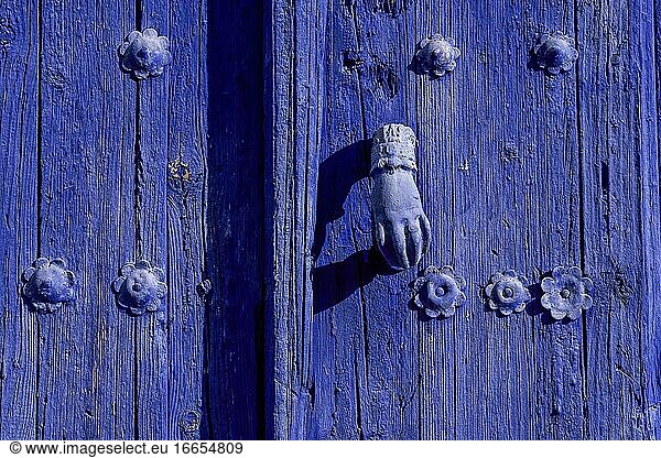 Alte blaue Holztür mit handgeformtem Türklopfer  EL TOBOSO  Provinz TOLEDO  CASTILLA-LA MANCHA  SPANIEN  EUROPA.