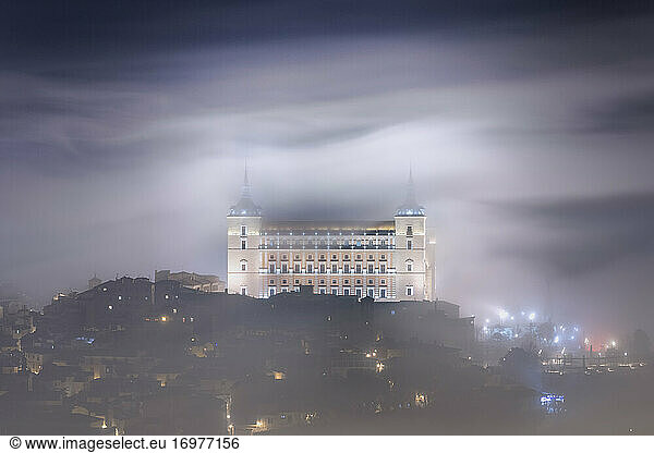 Alte Burg im Nebel bei Nacht  Alcazar von Toledo