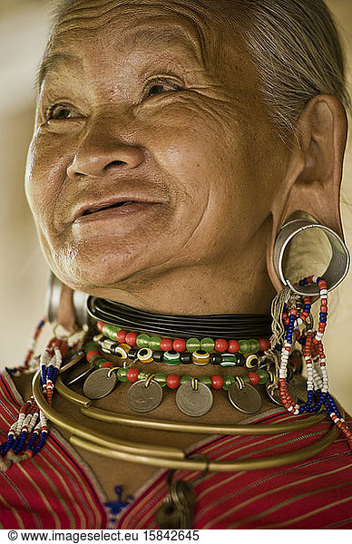 Alte Dame vom Stamm der Akha lächelnd