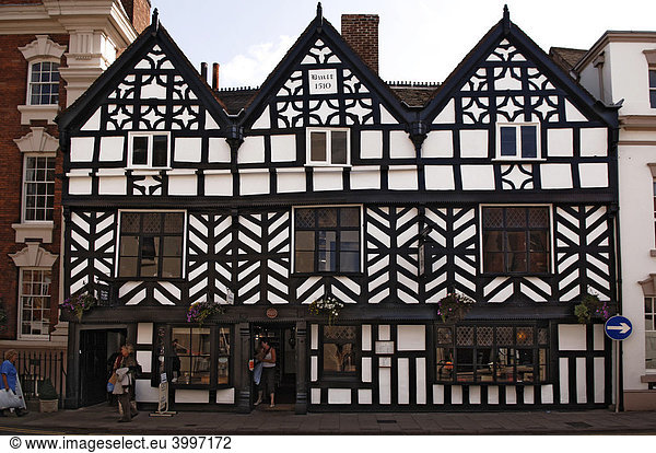 Alte englische Fachwerkhäuser  Einkaufsläden im Tudorstil  Lichfield  England  Europa