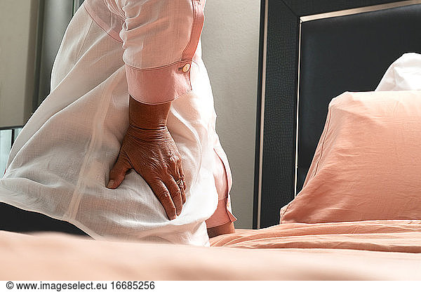 Alte Frau Rückenschmerzen zu Hause  Konzept für Gesundheitsprobleme