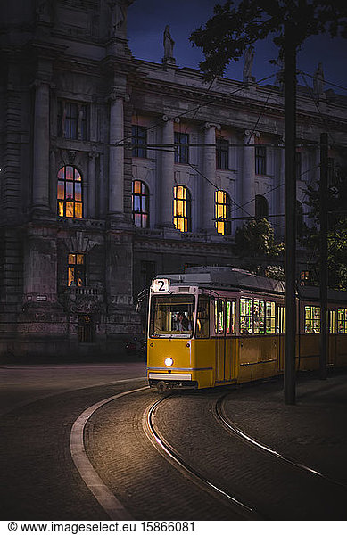Alte gelbe Straßenbahn Nummer 2 bei Nacht auf den Straßen von Budapest; Budapest  Ungarn