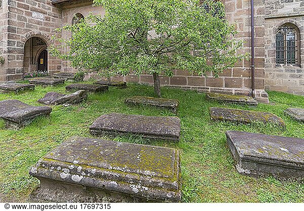 Alte Gräber im Kirchof der Wehrkirche St. Georg  Neunhof bei Nürnberg  Mittelfranken  Bayern  Deutschland  Europa