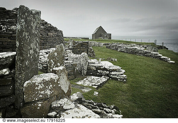Alte Häuser und Steine im Broch von Gurness  einer eisenzeitlichen Siedlung auf Orkney.