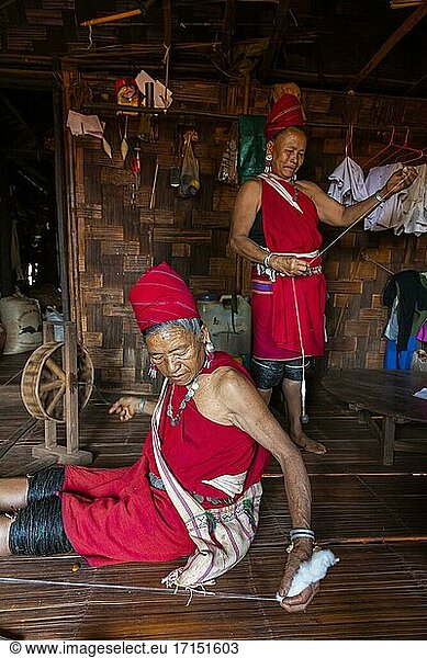 Alte Kayan-Frauen  die auf traditionelle Weise weben  Dorf Kayah  Gebiet Loikaw  Staat Kayah  Myanmar  Asien