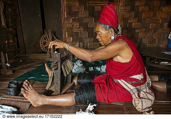 Alte Kayan-Frauen  die auf traditionelle Weise weben  Dorf Kayah  Gebiet Loikaw  Staat Kayah  Myanmar  Asien