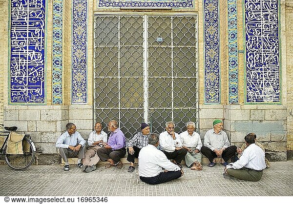 Alte Männer beim geselligen Beisammensein vor einer Moschee in Yazd  Iran.