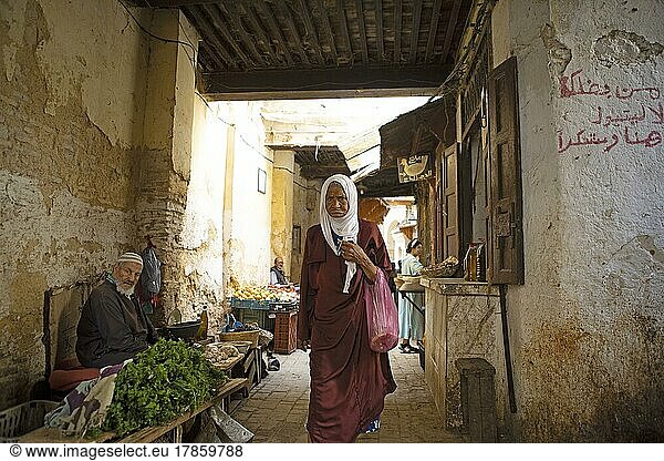 Alte marokkanische Frau in einer Altstadtgasse  Fes  Marokko  Afrika