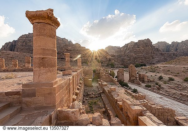 Alte Römerstraße und Temenos-Tor im Zentrum von Petra  Säulen des Haupttempels Qasr al-Bint  Nabatäerstadt Petra  nahe Wadi Musa  Jordanien  Asien